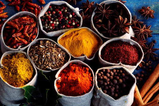 Conserver ses épices astuces pour garder saveurs et vertus avec assortiment de poudres et graines colorées en sacs