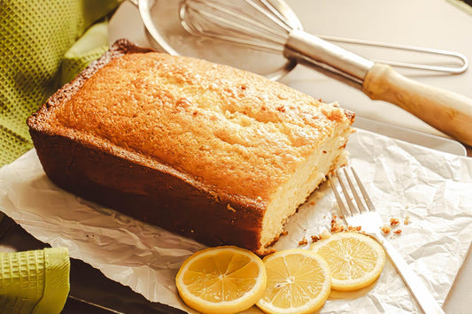 Recettes de Cakes Maison Faciles – Guide Complet avec un cake au citron sur une table de cuisine