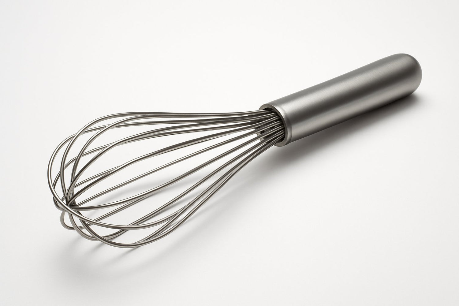 Fouets de cuisine manuels et électriques avec oeufs et crème pour pâtisserie et recettes maison