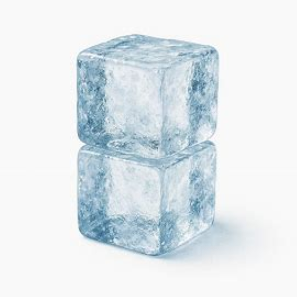 Deux glaçons transparents empilés sur une surface blanche de la collection Glaces & Glaçons