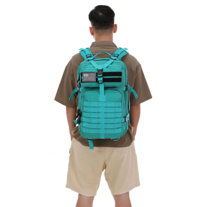 Pack Survie 72h – Kit Complet Famille 3-4 Pers multifonction, homme de dos qui porte un sac à dos bleu fuchsia 