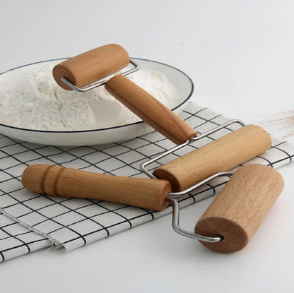 Petit Rouleau pâtisserie bois inox – Précis pour pizza avec poignée en bois et rouleau en inox sur tissu à carreaux