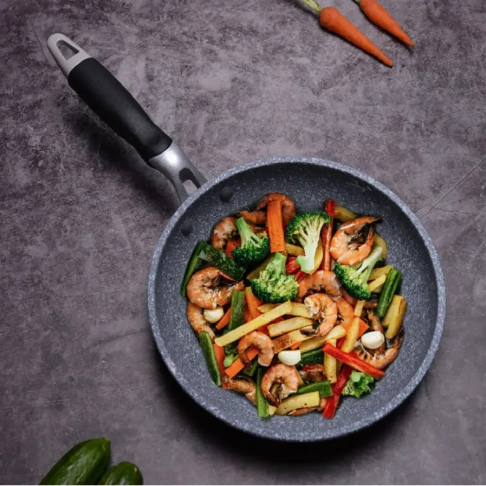 Poêle Wok Antiadhésive pour Plaque à Induction et Gaz avec crevettes et légumes sautés