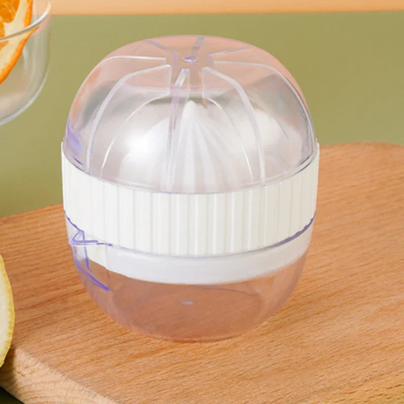 Presse-Citron Manuel Compact en Plastique – Jus Frais Maison sur une planche en bois, idéal pour extraire le jus.