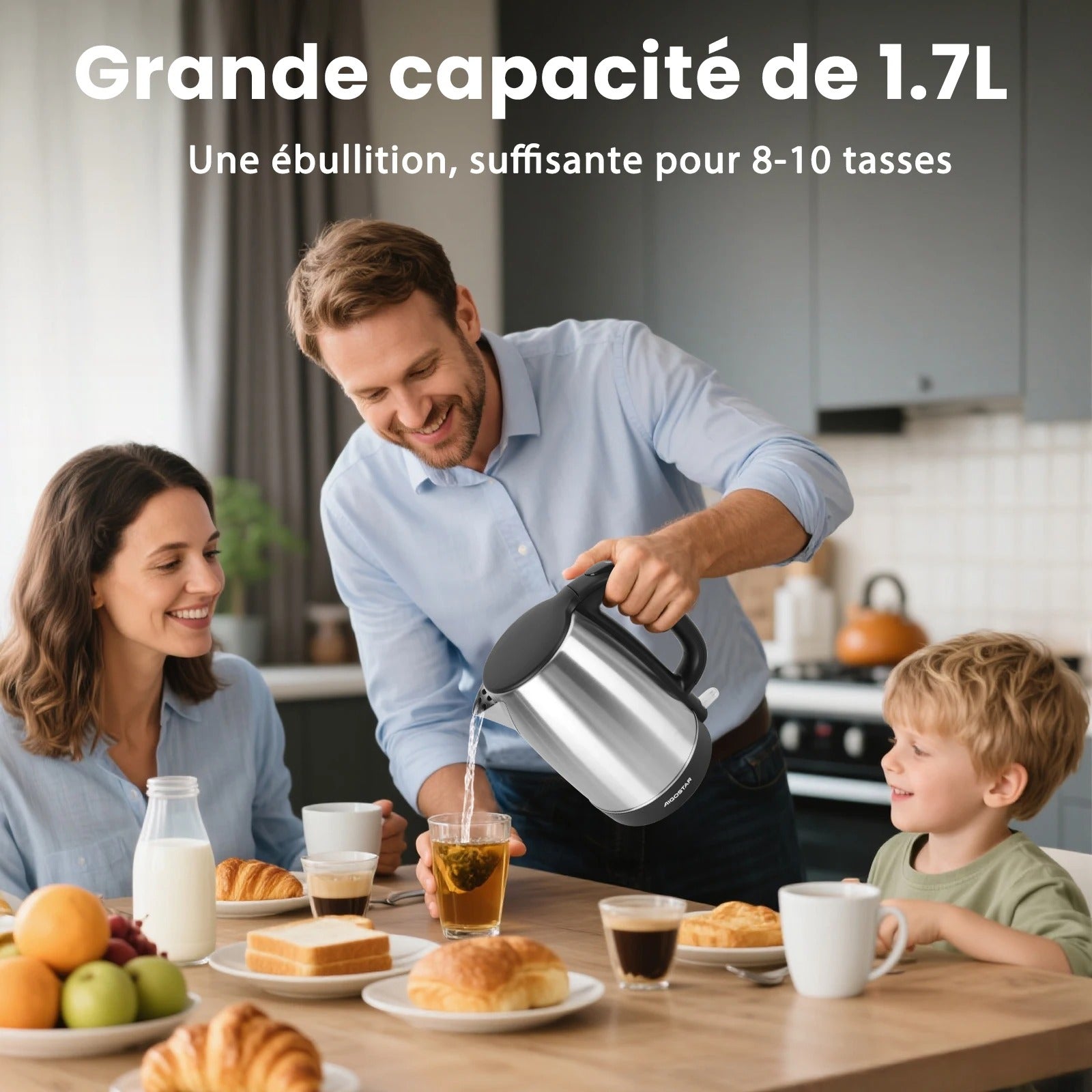 Bouilloire électrique inox 1,7L rapide 2200W versant de l'eau chaude dans une tasse sur une table familiale