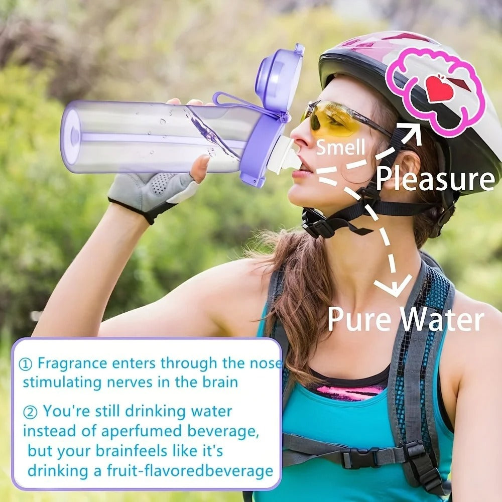 Femme utilisant la gourde Air Gourde 650ml sans sucre tout en faisant du vélo, parfumée pour une expérience agréable