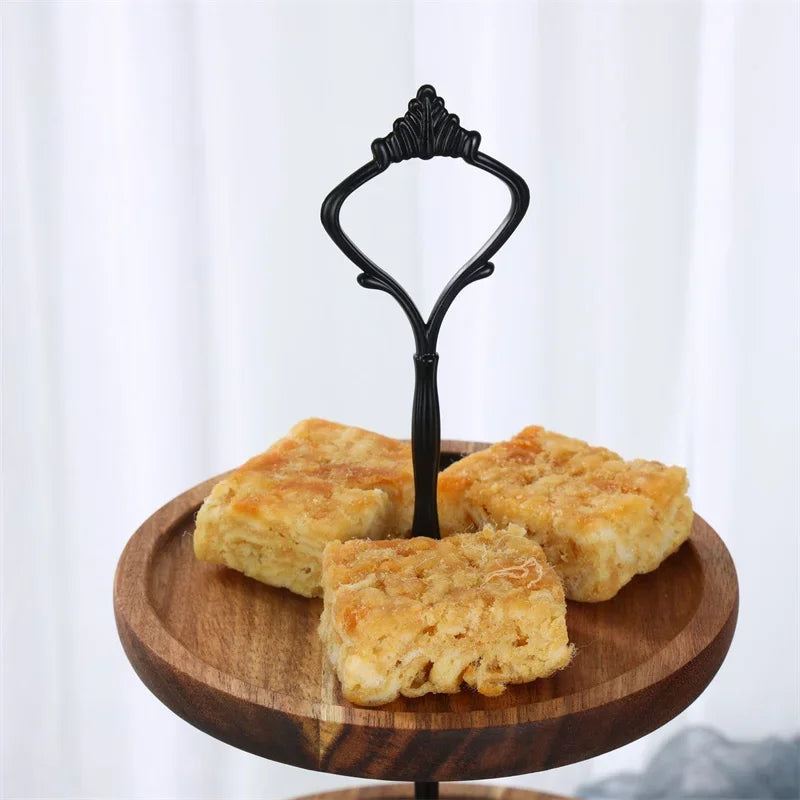 Présentoir à étages en bois – 2 ou 3 niveaux élégants. Plateau en bois avec anse noire décorative et trois pâtisseries carrées