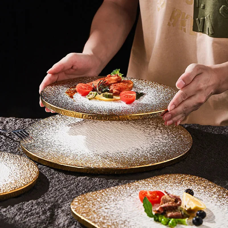 Assiette en céramique ronde et carrée – Élégante avec motif doré, parfaite pour servir des plats raffinés.
