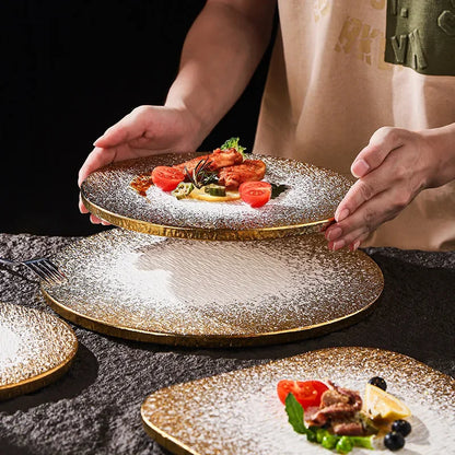 Assiette en céramique ronde et carrée – Élégante avec motif doré, parfaite pour servir des plats raffinés.