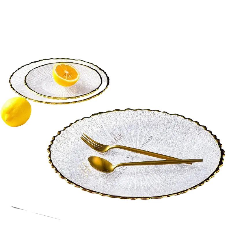 Assiette en verre transparente avec bordure dorée élégante, idéale pour un service chic et sophistiqué.