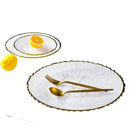 Assiette en verre transparente avec bordure dorée élégante, idéale pour un service chic et sophistiqué.