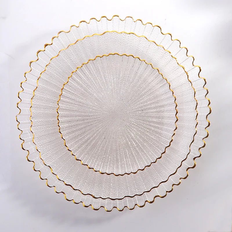Assiette en verre transparente avec bordure dorée élégante, parfaite pour des présentations raffinées.