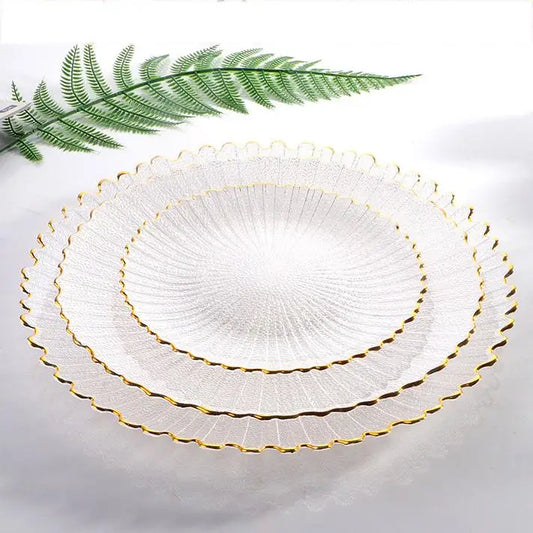 Assiette en verre transparente avec bordure dorée élégante, idéale pour des dîners sophistiqués