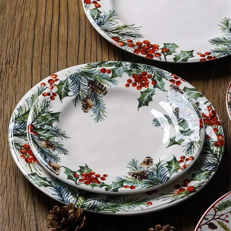 Assiette Noël en Céramique – Set Festif Décor Table 11 avec motifs de pins et baies rouges