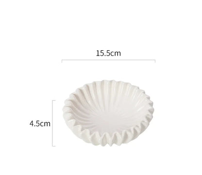Assiette Porcelaine Dentelle – Design Élégant Isolant blanche avec bords ondulés et dimensions 15.5 cm sur 4.5 cm