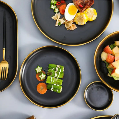 Assiettes en céramique noires bord doré – Service complet avec des plats colorés et élégants pour vos repas.