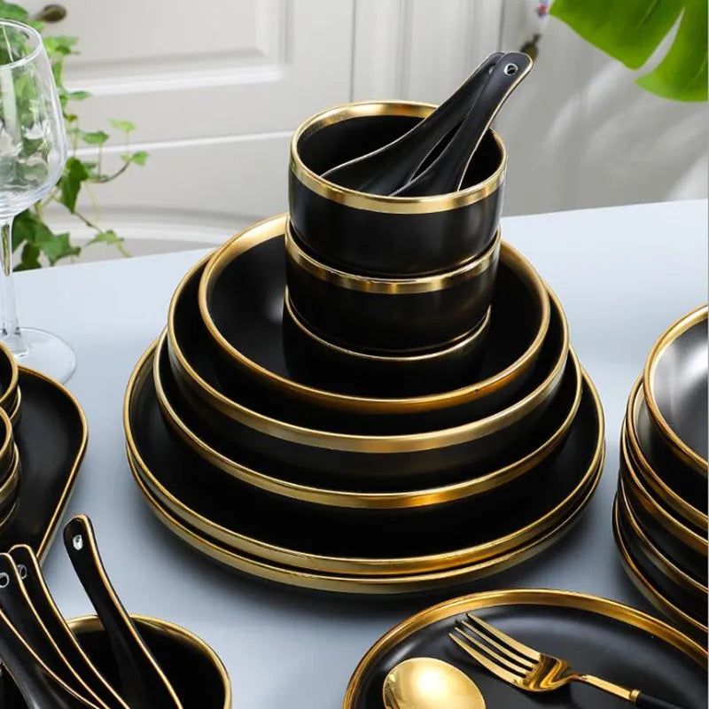 Assiettes en céramique noires bord doré – Service complet avec différentes tailles et accessoires élégants