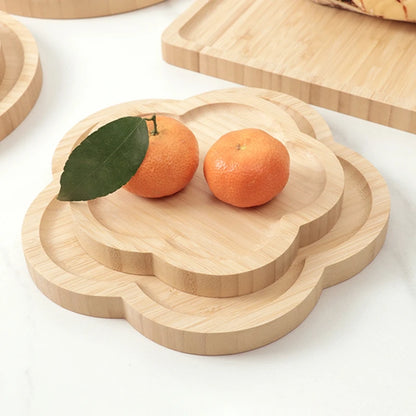 Plateau Décoratif en Bambou – Élégance Naturelle Pratique. Ensemble de plateaux en bambou forme fleur avec deux mandarines