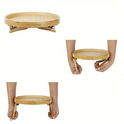 Plateau de canapé en bois naturel – Support accoudoir. Plateau rond à pieds pliables clipsables sur accoudoir tenu par mains