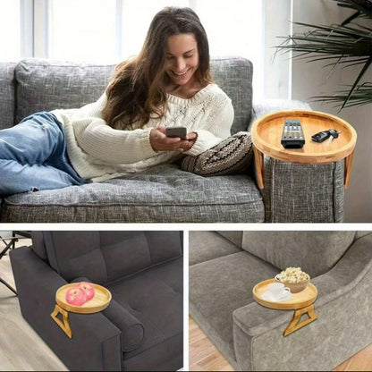Femme sur canapé gris utilisant un Plateau de canapé en bois naturel – Support accoudoir tenant télécommande, clés et en-cas