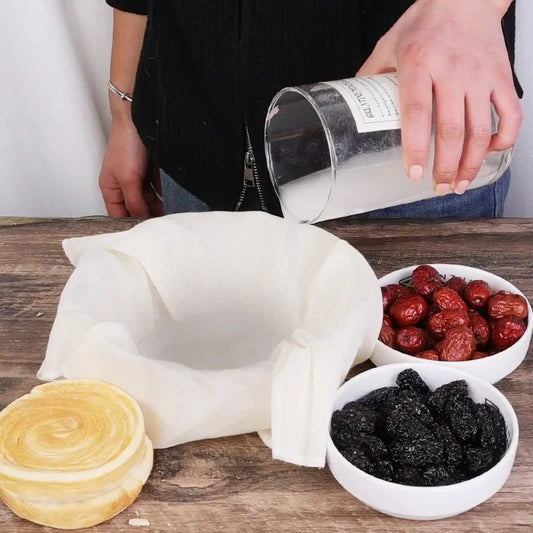 Versement de liquide dans un bol tapissé de Toile Filtre Coton-Polyester – Filtres Cuisine et Pâtisserie. Fruits secs et pâtisserie