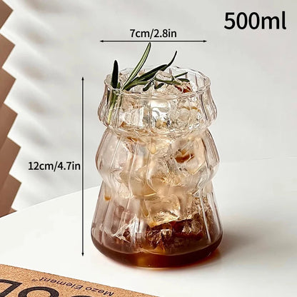 Verre Tumbler Ondulé Transparent – Élégant & Pratique. Verre ondulé 500 ml transparent avec glaçons et branche de romarin