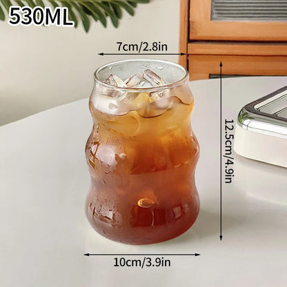 Verre Tumbler Ondulé Transparent – Élégant & Pratique. Verre ondulé 530ML avec glaçons et café, hauteur 12.5 cm