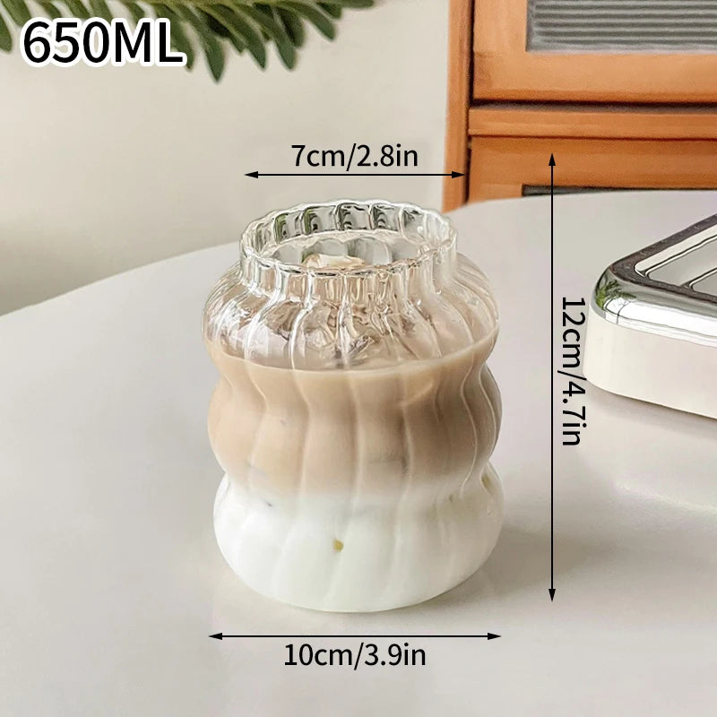 Verre Tumbler Ondulé Transparent – Élégant & Pratique. Verre ondulé 650ml, 12 cm, transparent, parfait pour café ou boisson froide