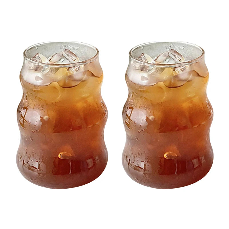 Set de 2 Verre Tumbler Ondulé Transparent – Élégant & Pratique. Deux verres ondulés transparents avec glaçons et boisson froide