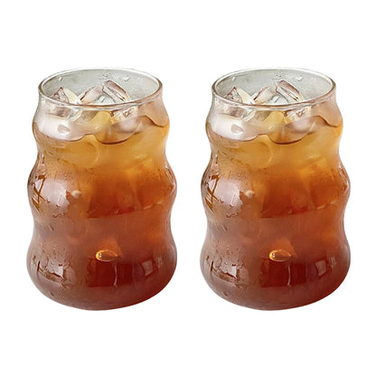 Set de 2 Verre Tumbler Ondulé Transparent – Élégant & Pratique. Deux verres ondulés transparents avec glaçons et boisson froide