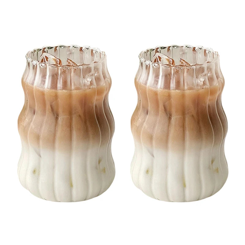 Verre Tumbler Ondulé Transparent – Élégant & Pratique. Lot de deux verres ondulés remplis de latte glacé à deux tons
