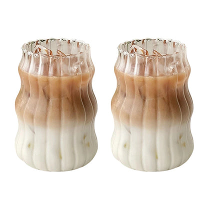 Verre Tumbler Ondulé Transparent – Élégant & Pratique. Lot de deux verres ondulés remplis de latte glacé à deux tons