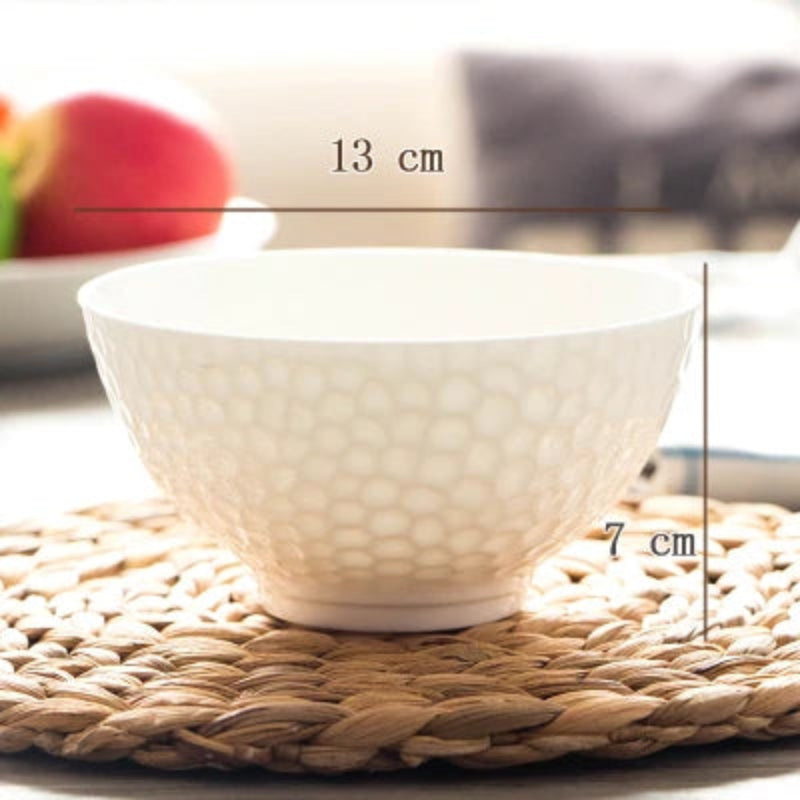 Bol en Porcelaine Bacugi de 13 cm avec texture élégante sur un dessous de plat en osier