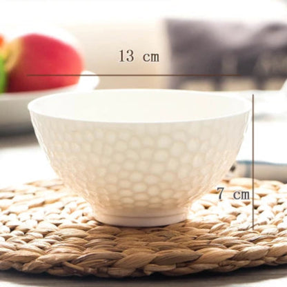 Bol en Porcelaine Bacugi de 13 cm avec texture élégante sur un dessous de plat en osier