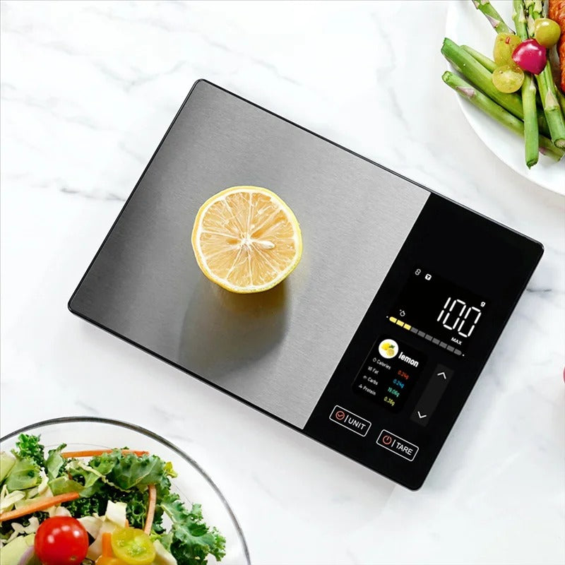 Balance de cuisine intelligente connectée avec application pour analyser vos aliments et mieux organiser vos repas, avec un citron.