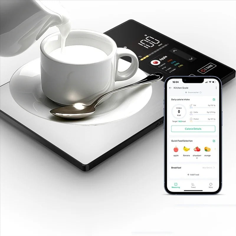 Balance de cuisine intelligente connectée avec application pour analyser vos aliments et mieux organiser vos repas, affichant une tasse avec du lait