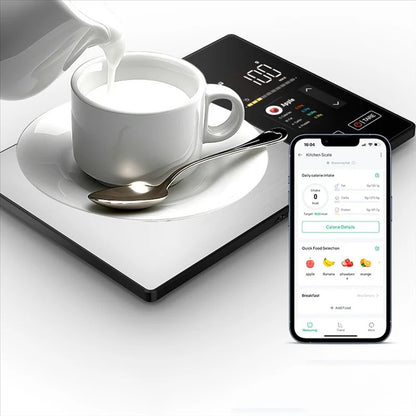 Balance de cuisine intelligente connectée avec application pour analyser vos aliments et mieux organiser vos repas, affichant une tasse avec du lait