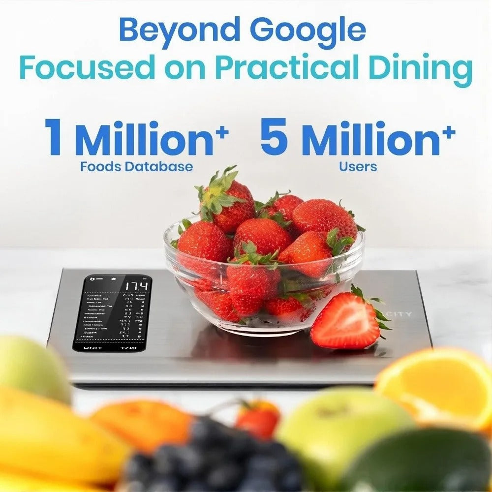 Balance de cuisine intelligente inox 304 avec application affichant des fraises sur la plateforme pour une cuisine mieux organisée.