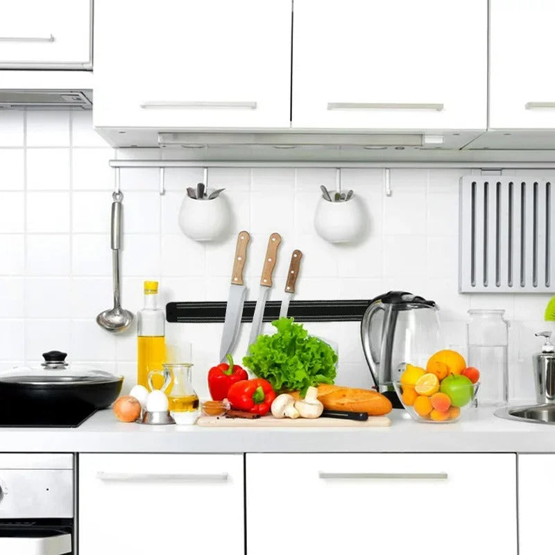 Barre Magnétique Couteaux Inox avec Couteaux en Acier Inoxydable Accrochés dans une Cuisine Élégante