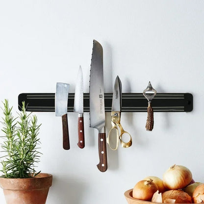 Barre Magnétique Couteaux Inox avec plusieurs couteaux et ciseaux suspendus dans une cuisine moderne
