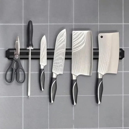 Barre Magnétique Couteaux Inox avec ciseaux et couteaux en acier inoxydable sur fond gris