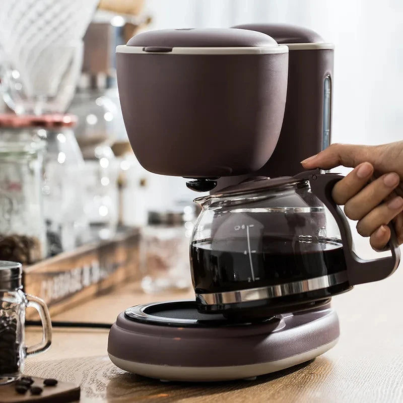 Cafetière filtre LISM 4-6 tasses en utilisation avec verseuse en verre et design moderne
