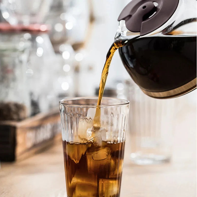 Café versé dans un verre avec glaçons préparé avec une cafetière filtre LISM 4-6 tasses