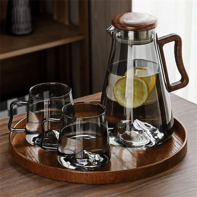 Carafe en Verre 2 L BenRussell Infuseur et Bouchon Filtrant avec deux verres sur un plateau en bois