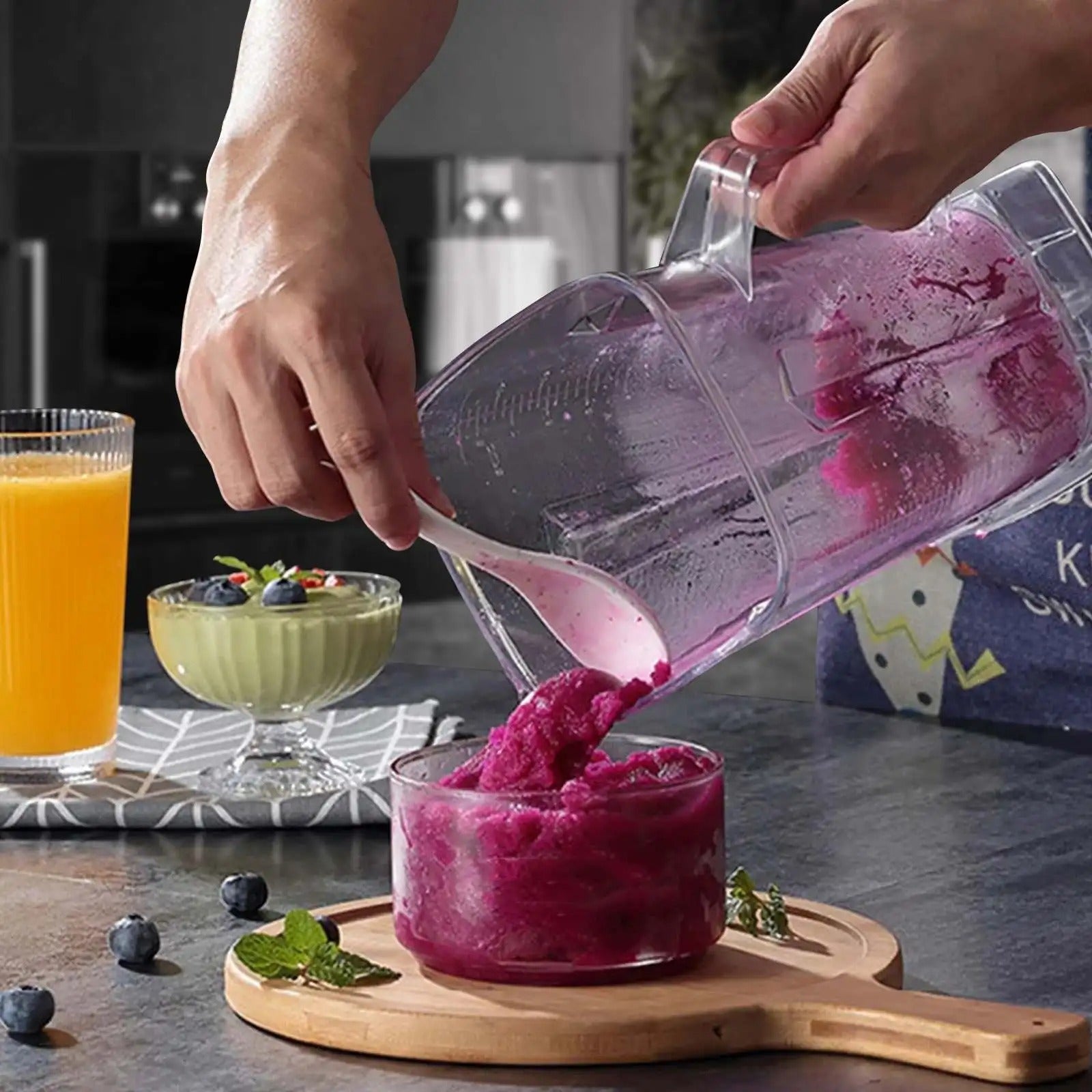 Blender haute capacité 2,5 L avec 9 vitesses et lames inox versant une purée de fruits dans un bol en bois