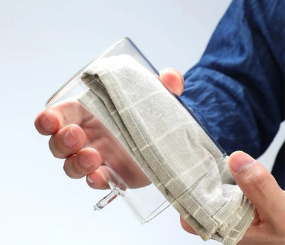 Bocaux en Verre Hermétiques 280 ml avec Cuillère – Lot de 4, montrant un bocal en verre tenu à la main