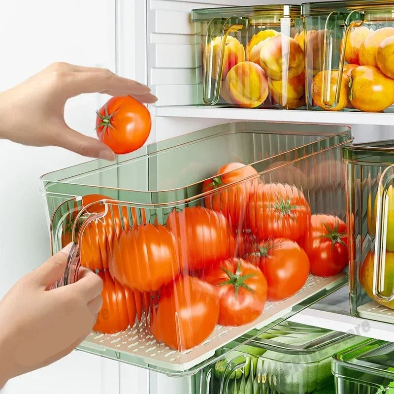 Boîte hermétique pour frigo avec égouttoir en utilisation pour conserver des tomates fraîches