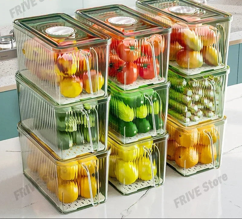 Boîte hermétique pour frigo avec égouttoir empilée, idéale pour conserver fruits et légumes frais.