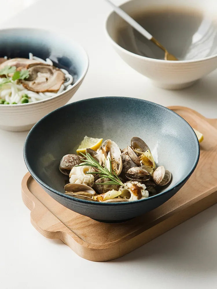 Bol à Ramen en Céramique Style Japonais 1,2 L rempli de fruits de mer et garnitures fraîches sur une planche en bois