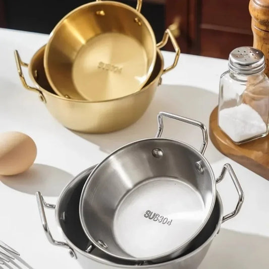 Bol à salade inox 304 empilé avec des ustensiles de cuisine sur une table en bois